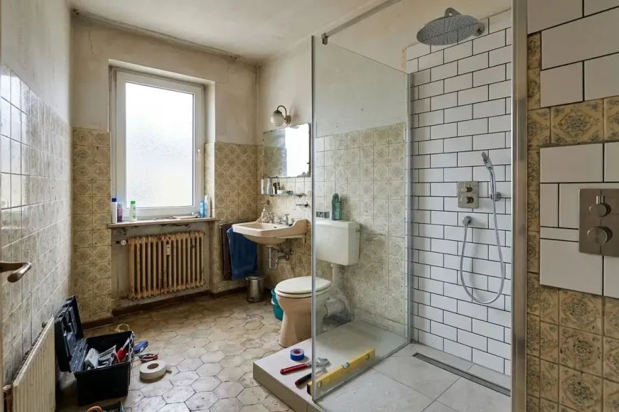 Laufende Badsanierung eines alten Badezimmers mit neuer Metro-Fliesen-Dusche in Rohrdorf bei Rosenheim.