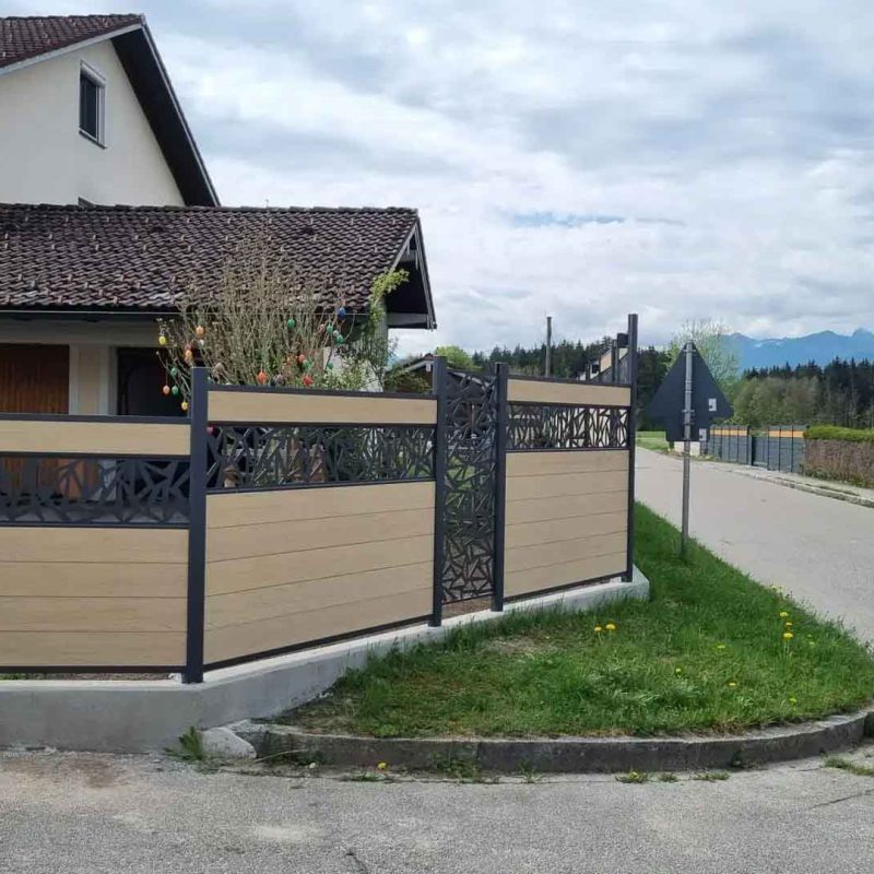 Moderner Sichtschutzzaun aus Holz und Metall für ein Projekt im Landschaftsbau in Rohrdorf bei Rosenheim.