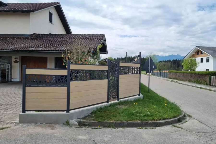 Moderner Sichtschutzzaun aus Holz und Metall für ein Projekt im Landschaftsbau in Rohrdorf bei Rosenheim.
